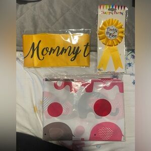NWT PARENTS TO BEE BABY SHOWER ITEMS